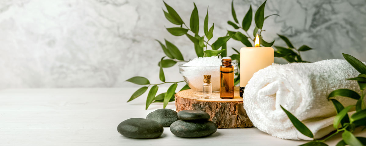articles-de-soins-de-beauté-pour-les-procédures-de-spa-sur-une-table-en-bois-blanc Ateliers de bien être à Sainte Foy de Peyrolières